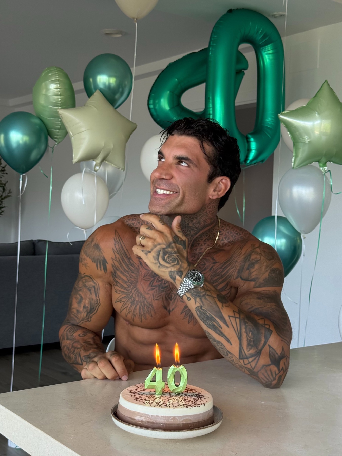 Los 40, con tarta y globos