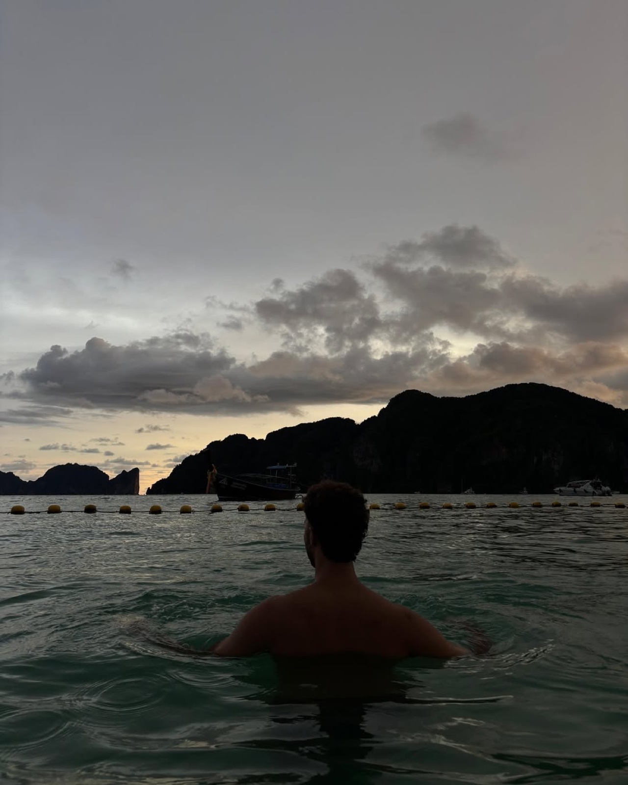 Phi Phi al atardecer, desde el agua
