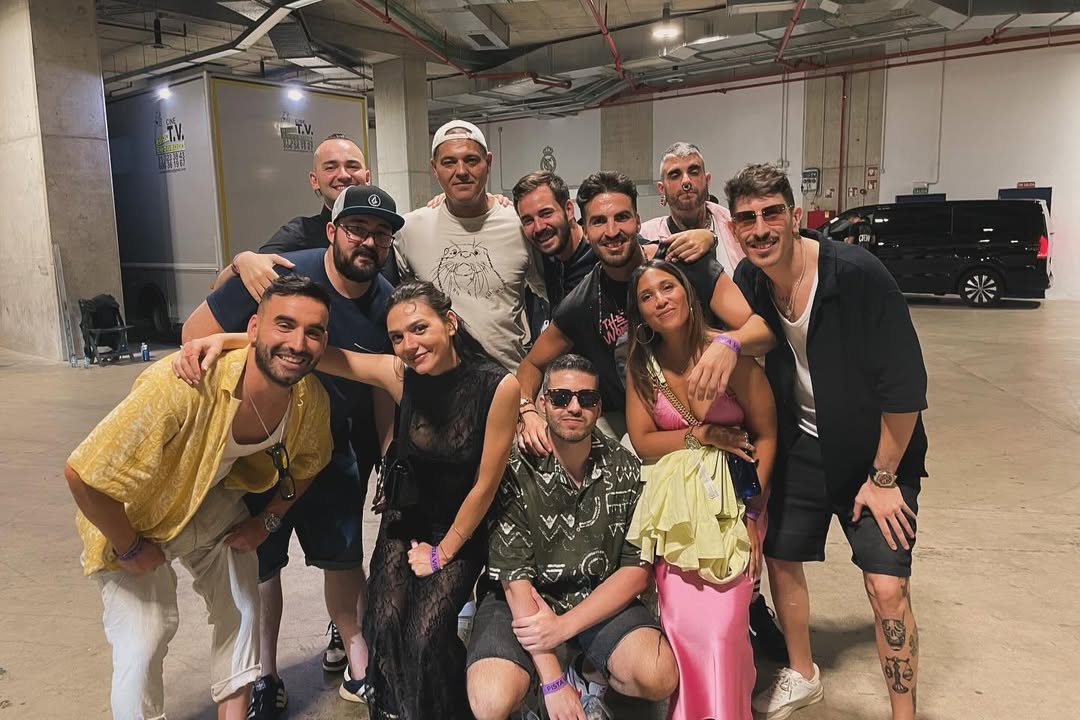 Con el equipo, backstage