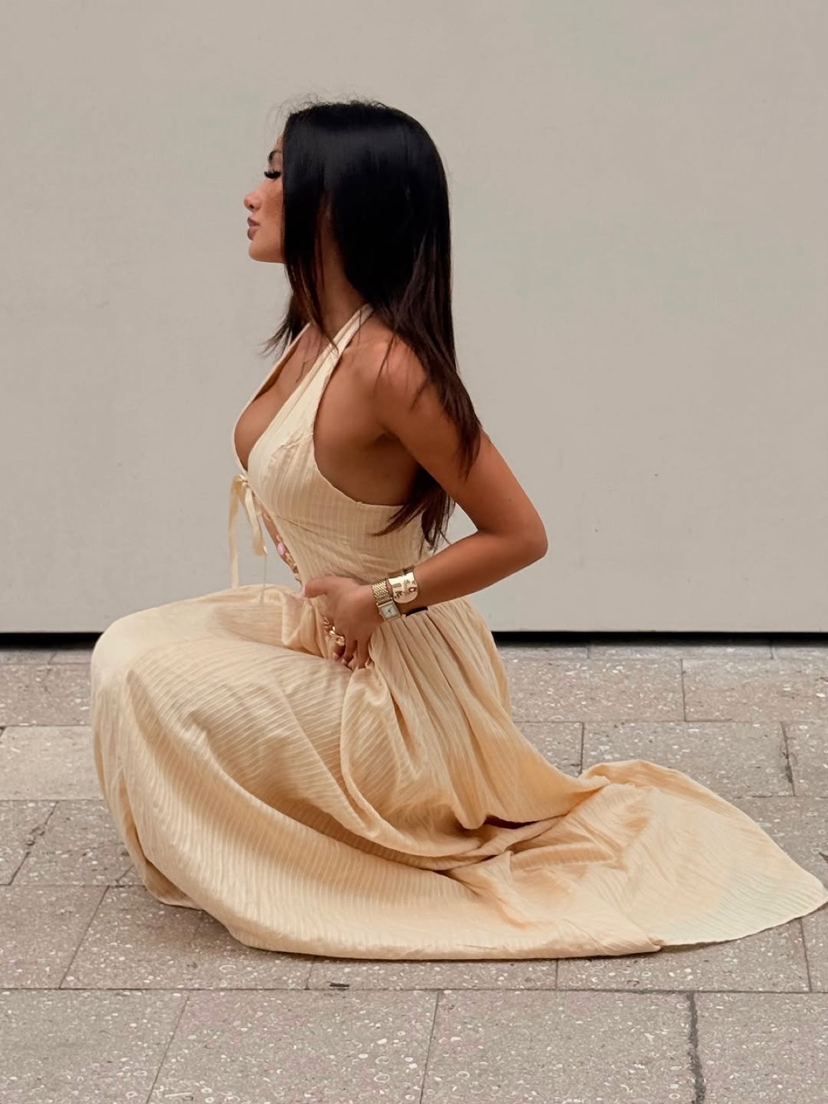 Vestido champán, sentada