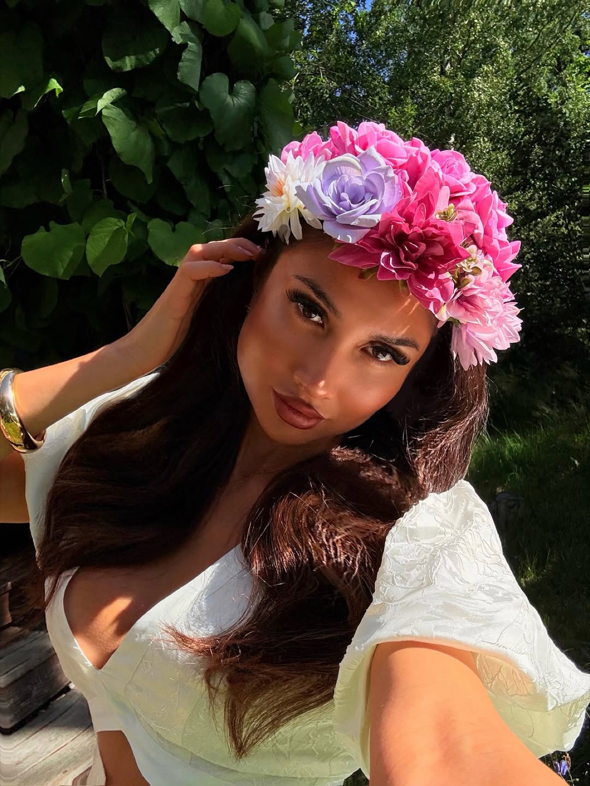 Midsommar con flores en el pelo