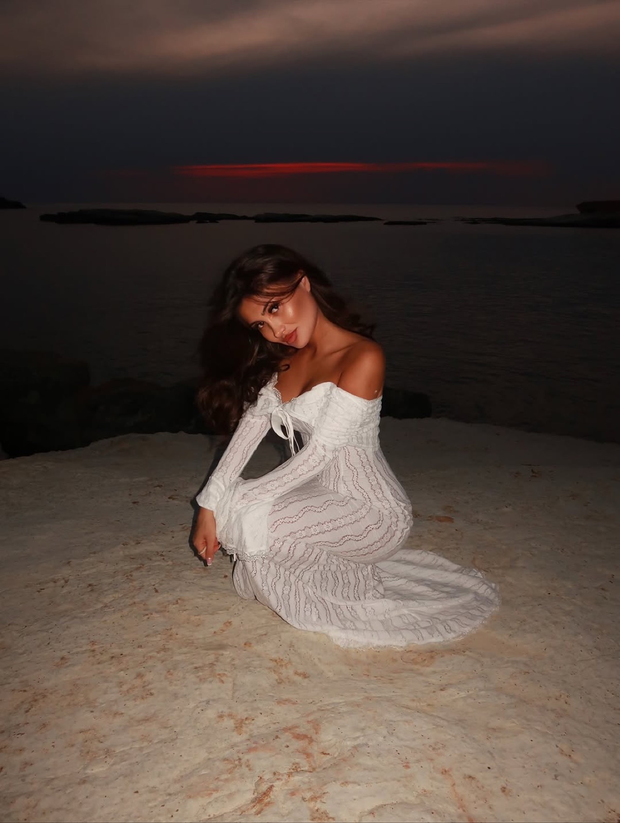 Vestido blanco en la playa de noche